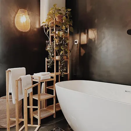 White Lotus - Luxury *